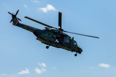 Berlin / Almanya - 28 Haziran 2018: Nh 90 Alman askeri nakliye helikopteri, sinekler üzerinde Havaalanı, Berlin, Almanya.
