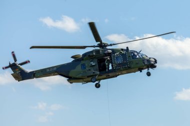 Berlin / Almanya - 28 Haziran 2018: Nh 90 Alman askeri nakliye helikopteri, sinekler üzerinde Havaalanı, Berlin, Almanya.