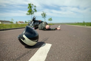 motosiklet kask bir motosiklet kazası yakınında sokakta yatıyor