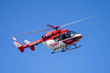 Delmenhorst / Almanya - 06 Mayıs 2018: Eurocopter Bk-117 Drf Luftrettung üzerinden uçar yan iniş üzerinde. Notarzt acil doktor anlamına gelir..
