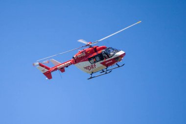 Delmenhorst / Almanya - 06 Mayıs 2018: Eurocopter Bk-117 Drf Luftrettung üzerinden uçar yan iniş üzerinde. Notarzt acil doktor anlamına gelir..