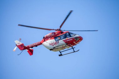 Delmenhorst / Almanya - 06 Mayıs 2018: Eurocopter Bk-117 Drf Luftrettung üzerinden uçar yan iniş üzerinde. Notarzt acil doktor anlamına gelir..