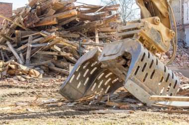 Kazıcı kova bir inşaatta yatıyor