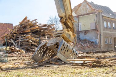 Kazıcı kova bir inşaatta yatıyor