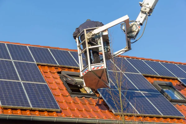 Een Duitse Werknemer Een Fotovoltaïsch Systeem Een Dak Montage — Stockfoto