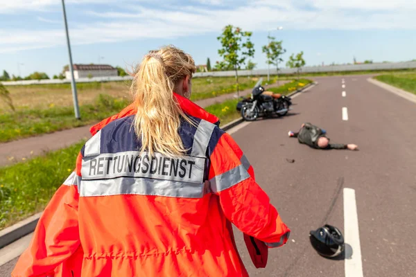 Německý Lékař Pomáhá Zraněného Motocyklistu Rettungsdienst Německé Slovo Pro Záchrannou — Stock fotografie