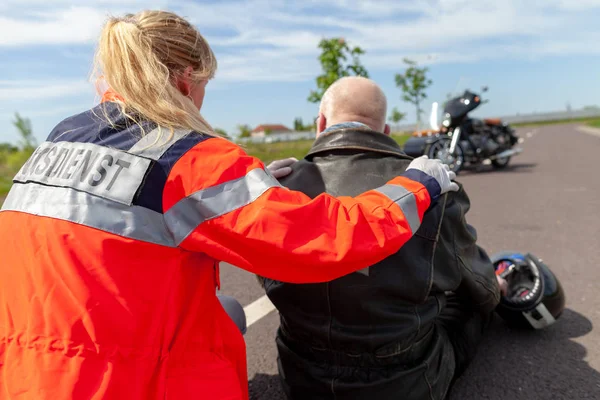 Paramédico Alemão Ajuda Motociclista Ferido Rettungsdienst Palavra Alemã Para Serviço — Fotografia de Stock