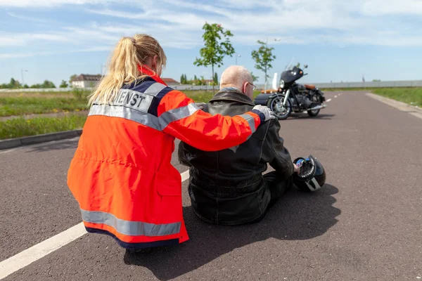 Немецкий Парамедик Помогает Травмированному Мотоциклисту Мбаппе Немецкое Слово Скорой Помощи — стоковое фото