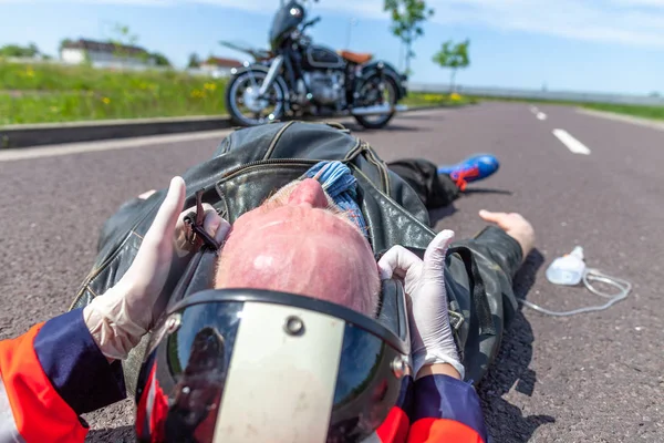 German Paramedic Removes Helmet Injured Biker Rettungsdienst German Word Ambulance — Stock Photo, Image