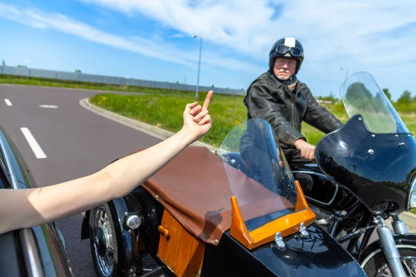 Ein Autofahrer Zeigt Einem Radfahrer Den Mittelfinger — Stockfoto