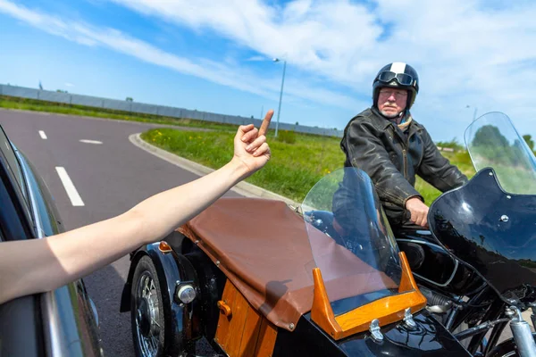 Ein Autofahrer Zeigt Einem Radfahrer Den Mittelfinger — Stockfoto