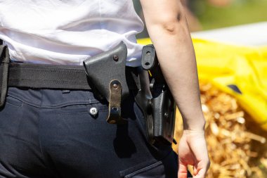 geri bir Alman kadın memurundan araçları kemer ile