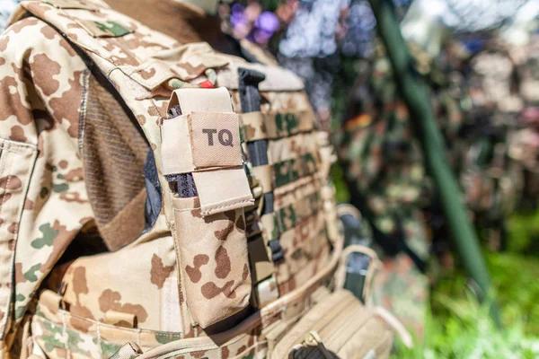 Reisetasche Auf Einer Deutschen Soldaten Wüstenuniform — Stockfoto