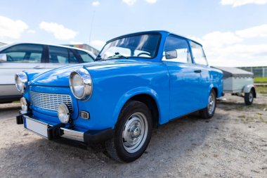 Alman trabant araba bir sokakta duruyor