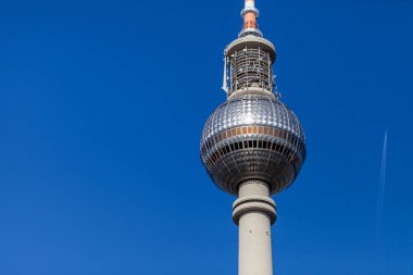 Fernsehturm (İngilizce: Televizyon Kulesi) bir televizyon kulesi, Merkezi Berlin, Almanya