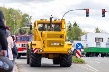 Altentreptow Mecklenburg-Batı Pomeranya - 1 Mayıs 2018: Rus Kirowez K 700a traktör sürücüleri Sokağı'nda bir oldtimer göstermek için