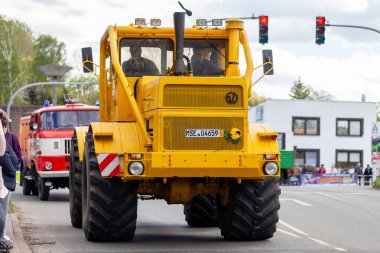Altentreptow Mecklenburg-Batı Pomeranya - 1 Mayıs 2018: Rus Kirowez K 700a traktör sürücüleri Sokağı'nda bir oldtimer göstermek için