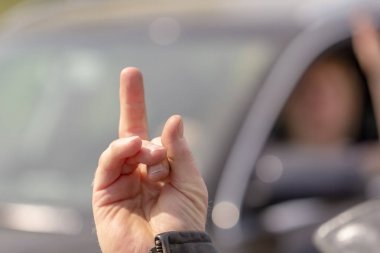 Bir walker onun orta parmak için bir araç sürücüsü gösterir.