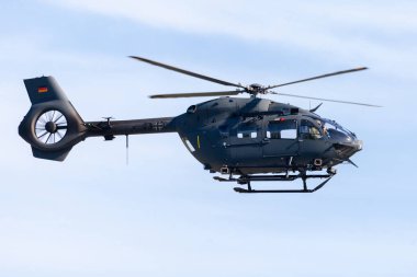 Berlin / Almanya - 28 Nisan 2018: Alman askeri H145m Airbus üzerinden uçar Schoenefeld havaalanında / Berlin. H145m özel operasyon kuvvetleri için bir ışık yarar helikopter olduğunu.