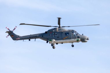 Berlin / Almanya - 28 Nisan 2018: Alman askeri güverte helikopter deniz Lynx Mk 88 A Schoenefeld havaalanında uçar / Berlin. Deniz Lynx denizaltı Avcılık ve Kurtarma Servisi kullanılır.