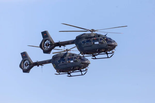 ベルリン ドイツ 2018 飛行場 シェーネ フェルトで飛ぶエアバスからドイツ軍 H145M ベルリン H145M は特殊作戦部隊のための軽量多目的ヘリコプターです — ストック写真