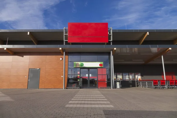 Přední pohled na moderní supermarket — Stock fotografie