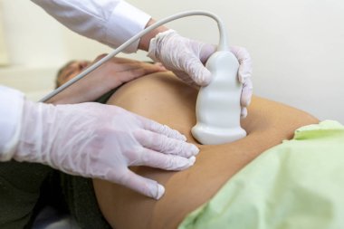 Hastanın biri ultrason taraması yaptırıyor.