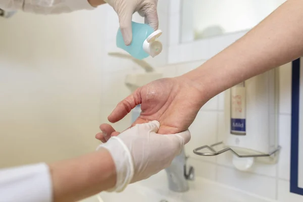 Krankenschwester Desinfiziert Patientin Waschbecken Die Hand — Stockfoto