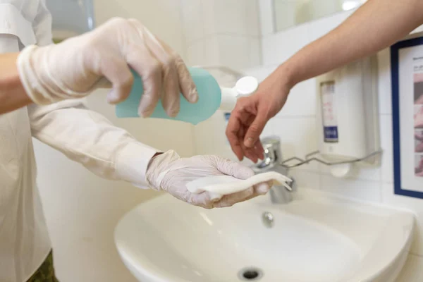 Enfermera Desinfecta Una Mano Los Pacientes Fregadero —  Fotos de Stock