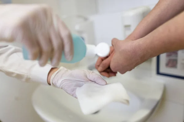 Krankenschwester Desinfiziert Patientin Waschbecken Die Hand — Stockfoto