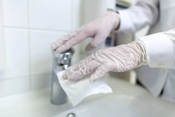 Una Enfermera Desinfecta Objeto Una Habitación Hospital —  Fotos de Stock
