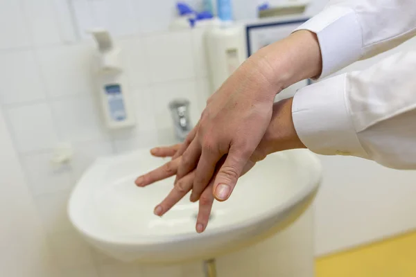 Una Enfermera Desinfecta Las Manos Una Habitación Hospital —  Fotos de Stock