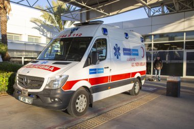 Antalya / Türkiye - 24 Ocak 2020: Antalya Havalimanı yakınlarında Türk ambulansı (ambulans) arabası duruyor.