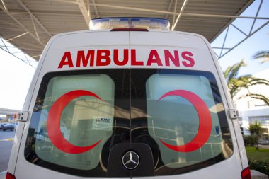 Antalya / Türkiye - 24 Ocak 2020: Antalya Havalimanı yakınlarında Türk ambulansı (ambulans) arabası duruyor.