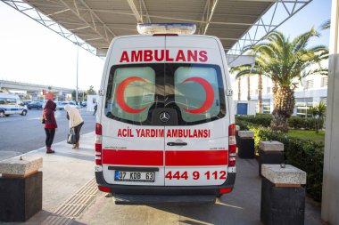 Antalya / Türkiye - 24 Ocak 2020: Antalya Havalimanı yakınlarında Türk ambulansı (ambulans) arabası duruyor.