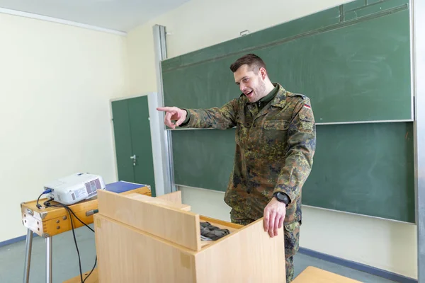 Tysk Soldat Står Ett Klassrum Tyska Ordet Bundeswehr Betyder Tysk — Stockfoto