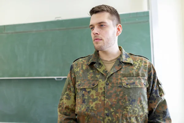 Німецький Солдат Стоїть Класі Німецьке Слово Bundeswehr Означає Німецька Армія — стокове фото