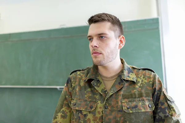 Німецький Солдат Стоїть Класі Німецьке Слово Bundeswehr Означає Німецька Армія — стокове фото