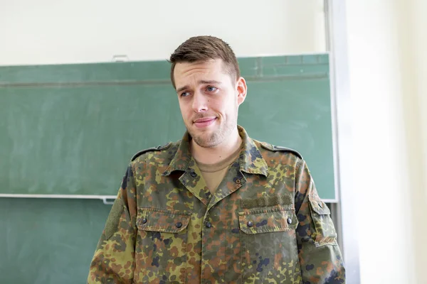 Німецький Солдат Стоїть Класі Німецьке Слово Bundeswehr Означає Німецька Армія — стокове фото
