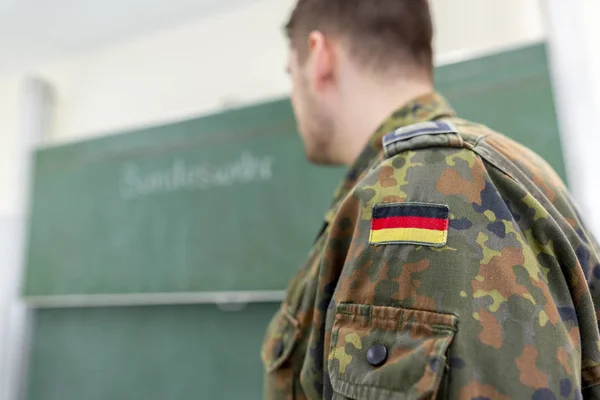 Alman Askeri Bir Sınıfta Duruyor Almanca Bundeswehr Alman Ordusu Demek — Stok fotoğraf