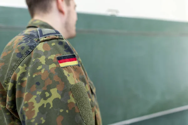 Ein Deutscher Soldat Steht Einem Klassenzimmer Bundeswehr Bedeutet Deutsche Armee — Stockfoto