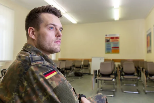 Німецький Солдат Сидить Класі Німецьке Слово Bundeswehr Означає Німецька Армія — стокове фото