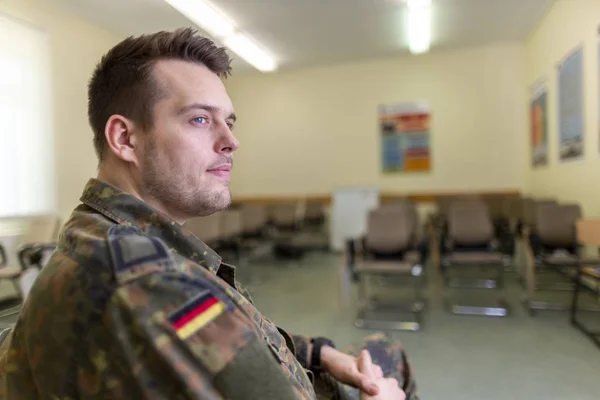 Німецький Солдат Сидить Класі Німецьке Слово Bundeswehr Означає Німецька Армія — стокове фото