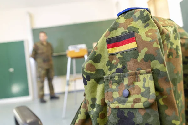 Tysk Soldat Står Ett Klassrum Tyska Ordet Bundeswehr Betyder Tysk — Stockfoto