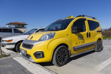 Antalya / Türkiye - 22 Ocak 2020: Türk taksisi Antalya 'da bir sokakta duruyor