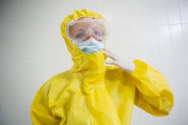 Sarı elbiseli bir kadın.