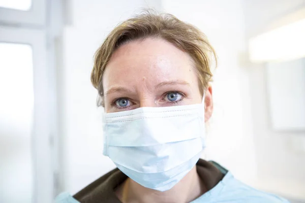Kvinnlig Läkare Fullt Skyddad Medicinsk Kostym Håller Ett Munstycke — Stockfoto