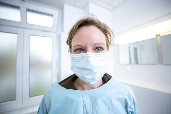 Kvinnlig Läkare Fullt Skyddad Medicinsk Kostym Håller Ett Munstycke — Stockfoto