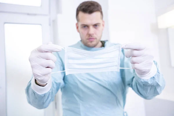 Läkare Fullt Skyddad Medicinsk Kostym Håller Ett Munstycke — Stockfoto