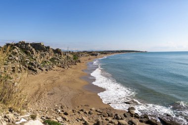 Mavi gökyüzü ile güzel bir sahilde mavi deniz